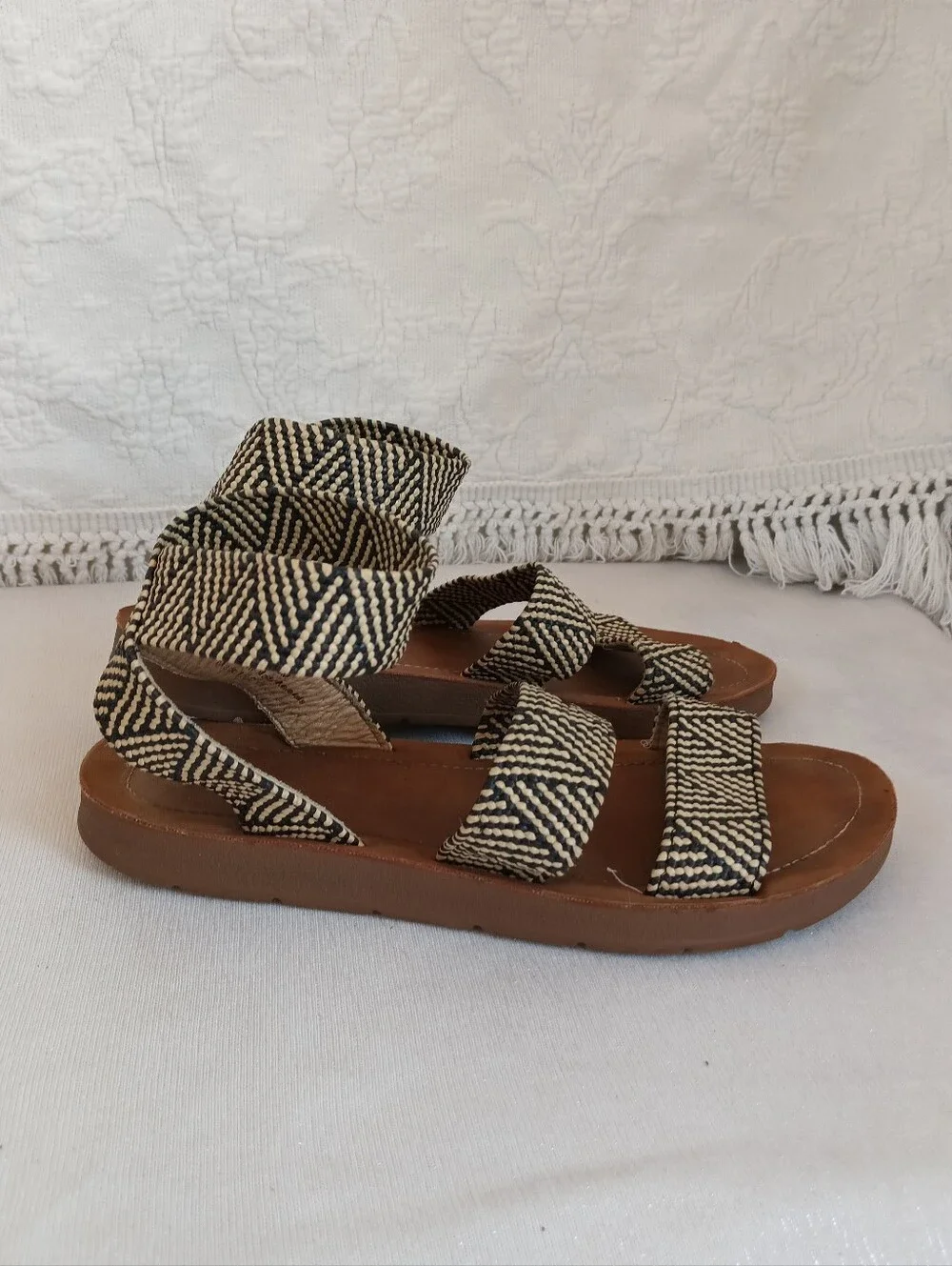 Cushionaire Indego Sandals black Woven raffia Stretchy Flats Memory Foam Boho 8M